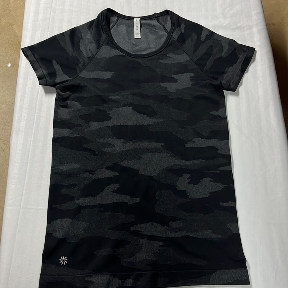 Athleta momentum camo xs short sleeve
